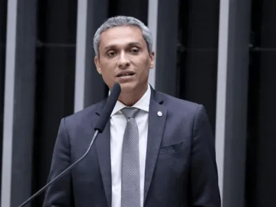 Alvo da PF, deputado Gustavo Gayer responde repórter da Band com receita de bolo