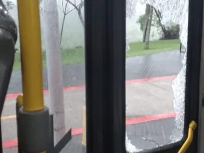 Passageiro quebra vidro de porta em ônibus de São José dos Campos