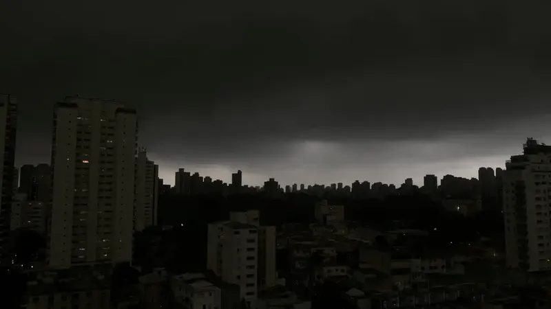 Defesa Civil emite alerta para fortes chuvas em todo o estado de São Paulo