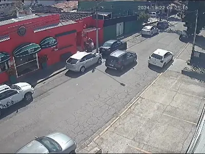 VÍDEO: Bicicleta é furtada por homem no fundo de pizzaria de São José dos Campos