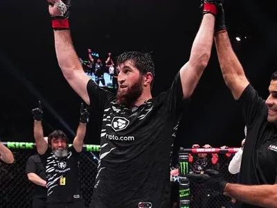 Magomed Ankalaev manda recado para Alex Poatan após vitória no UFC 308: "Pare de fugir de mim!"