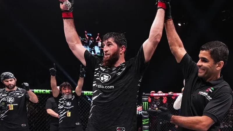 Magomed Ankalaev manda recado para Alex Poatan após vitória no UFC 308: "Pare de fugir de mim!"