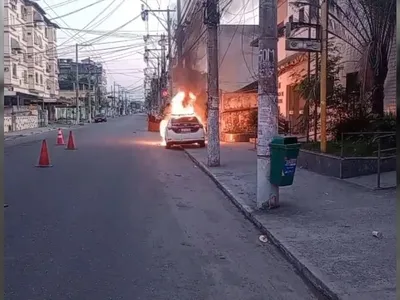 Criminosos ateiam fogo contra viatura em frente à 72ªDP, em São Gonçalo