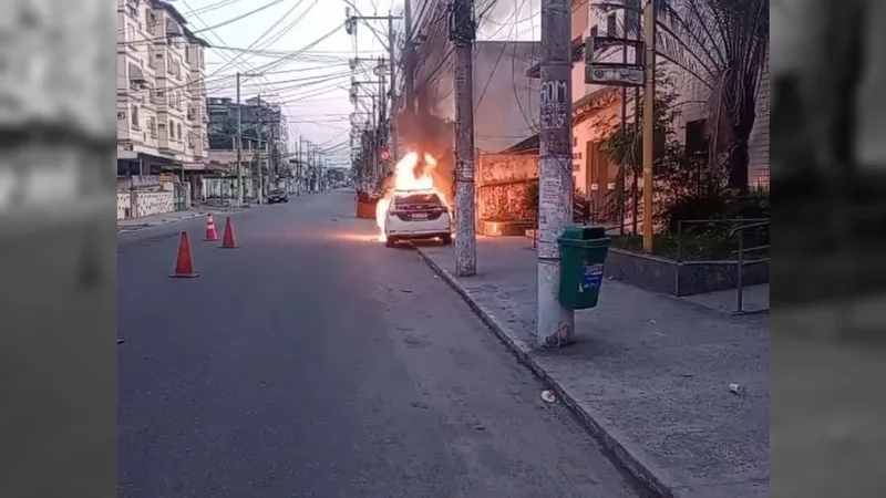 Criminosos ateiam fogo contra viatura em frente à 72ªDP, em São Gonçalo