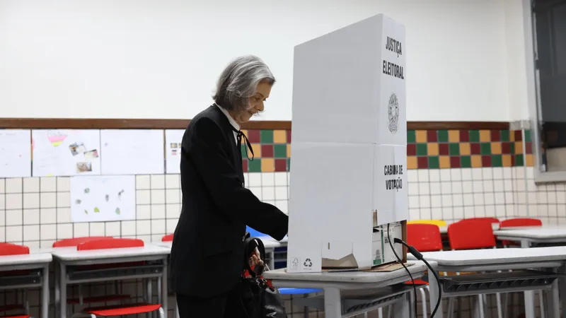 Após votar em BH, Cármen Lúcia defende Judiciário independente e democracia