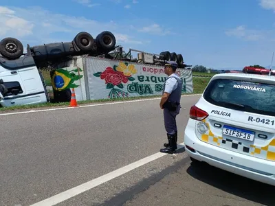 Carreta com carga de batatas congeladas tomba na SP-340 em Jaguariúna