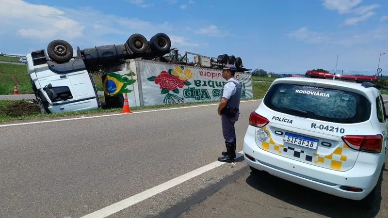 Carreta com carga de batatas congeladas tomba na SP-340 em Jaguariúna