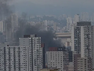 Incêndio atinge prédio no bairro do Brás, em São Paulo