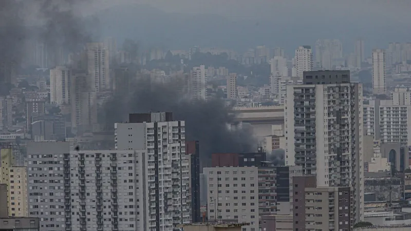 Incêndio atinge prédio no bairro do Brás, em São Paulo