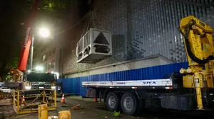 Equipamentos são instalados para retomada das obras do Museu da Imagem e do Som, em Copacabana