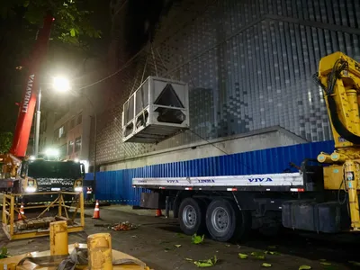 Equipamentos são instalados para retomada das obras do Museu da Imagem e do Som, em Copacabana