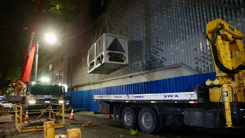 Equipamentos são instalados para retomada das obras do Museu da Imagem e do Som, em Copacabana