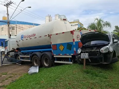 Caminhão-tanque com oxigênio líquido perde freio e atinge três carro em Campinas