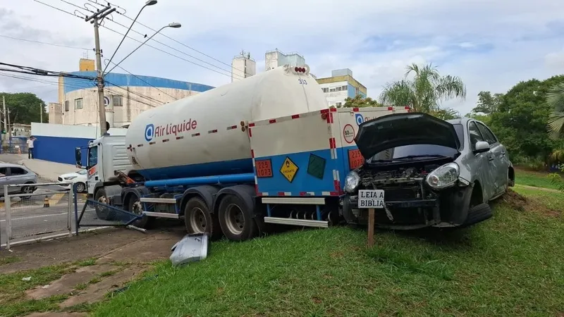 Caminhão-tanque com oxigênio líquido perde freio e atinge três carro em Campinas