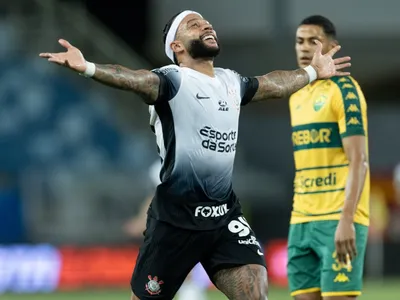 Depay marca, Corinthians vence o Cuiabá e deixa a zona do rebaixamento do Brasileirão