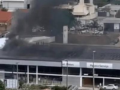 Incêndio atinge concessionária de carros em Bauru