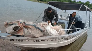 Homem é autuado com embarcação pescando com material proibido