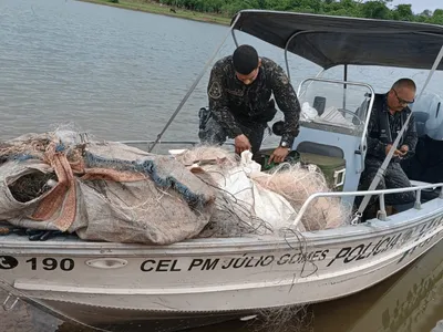 Homem é autuado com embarcação pescando com material proibido