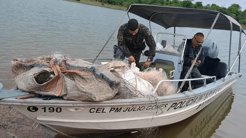 Homem é autuado com embarcação pescando com material proibido