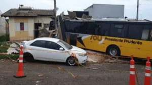 Motorista perde controle da direção e ônibus invade duas casas em Prudente