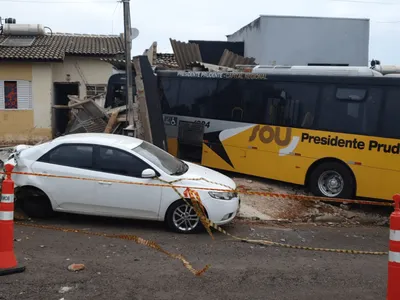 Motorista perde controle da direção e ônibus invade duas casas em Prudente