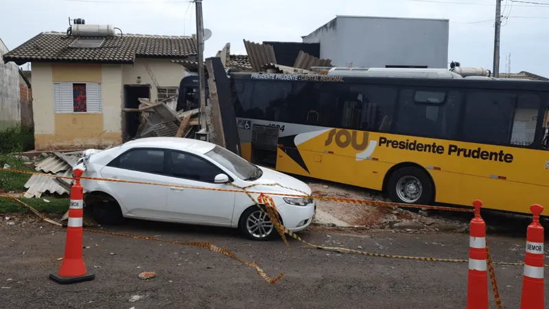 Motorista perde controle da direção e ônibus invade duas casas em Prudente