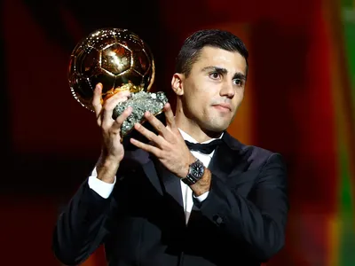 Rodri cita 'escola' espanhola após levar Bola de Ouro: "O futebol ganhou"