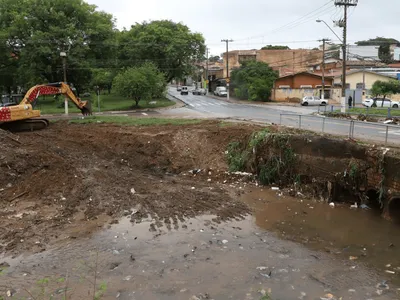 De sofá a pneu: 250 toneladas de entulhos são retirados do Piçarrão após chuvas em Campinas