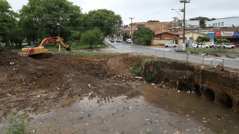 De sofá a pneu: 250 toneladas de entulhos são retirados do Piçarrão após chuvas em Campinas