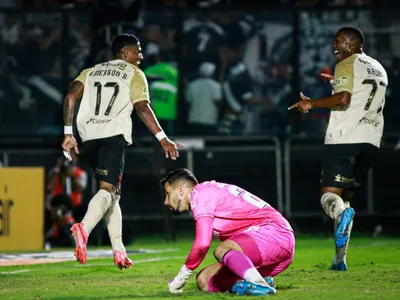 Vasco abre 3 a 0, leva sufoco, mas vence o Bahia e sobe no Brasileirão