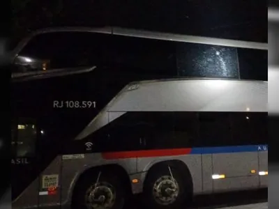 Ônibus é atingido por bala perdida na Rodovia Presidente Dutra