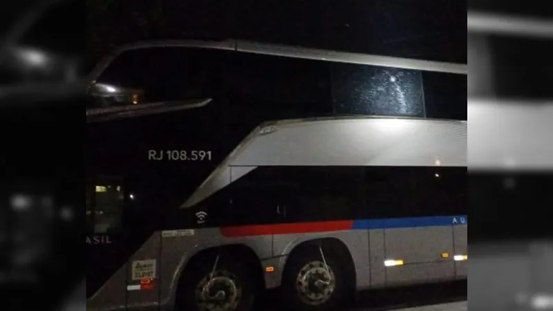 Ônibus é atingido por bala perdida na Rodovia Presidente Dutra