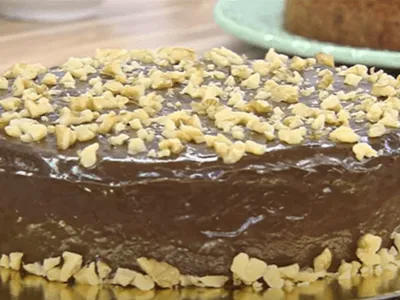 Bolo de cenoura com cobertura mega chocolatuda: aprenda receita de confeiteira famosa