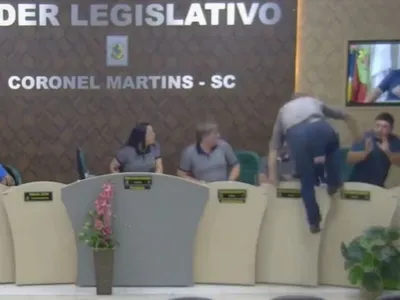 VÍDEO: sessão legislativa termina em confusão e perseguição entre vereadores em Santa Catarina