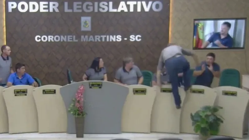 VÍDEO: sessão legislativa termina em confusão e perseguição entre vereadores em Santa Catarina