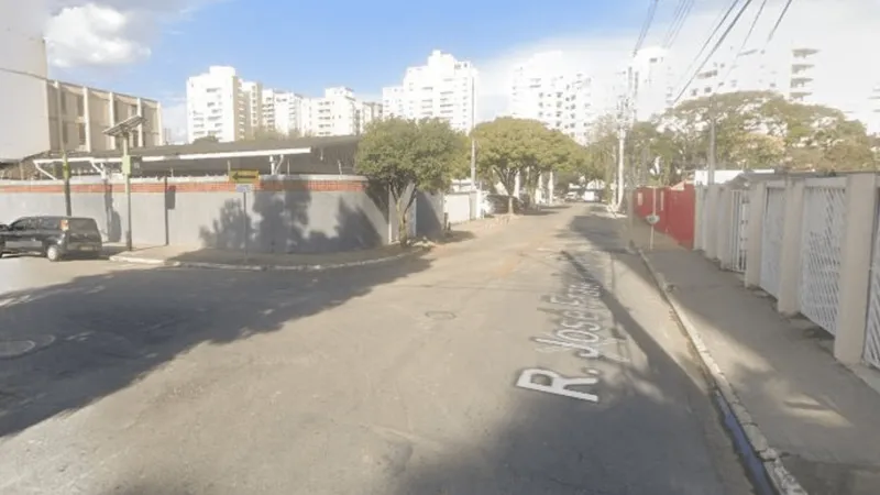 Trecho de rua no bairro Vila Ema, em São José dos Campos, é interditada para obras da Sabesp