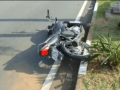 Vídeo: motociclista em “zigue-zague” por avenida, bate em árvore e morre