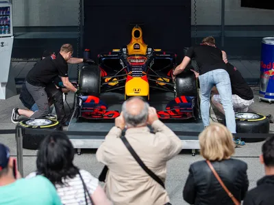 Shopping de SP recebe desafio de pit stop da Red Bull durante fim de semana da F1