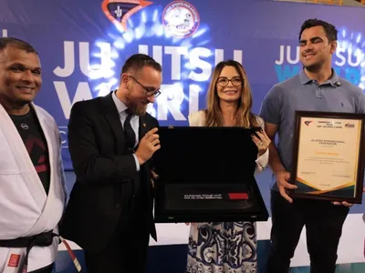 Primeira-dama de MT recebe faixa preta de Jiu-Jitsu e título de embaixadora mundial do esporte