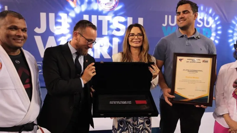 Primeira-dama de MT recebe faixa preta de Jiu-Jitsu e título de embaixadora mundial do esporte