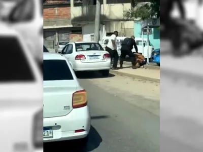 Suspeito é detido após tentar furtar motorista em frente a uma viatura da polícia