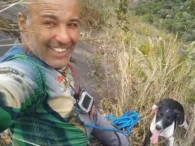 Cadela é resgatada de rapel após ficar 10 dias presa em abismo de 140 metros de altura