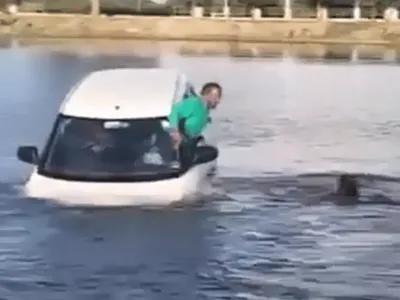 Aluno de autoescola se confunde e leva carro para dentro de lago