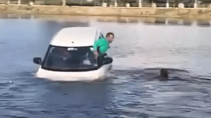 Aluno de autoescola se confunde e leva carro para dentro de lago