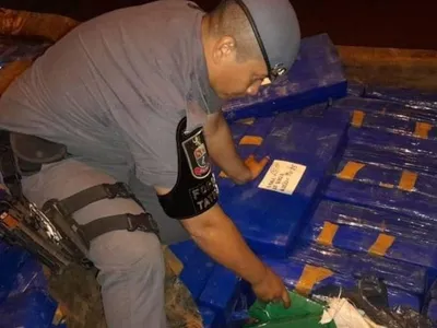 Caminhoneiro sofre tentativa de sequestro, aciona PM e acaba preso com 4,5 toneladas de maconha