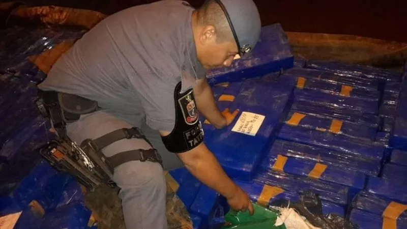 Caminhoneiro sofre tentativa de sequestro, aciona PM e acaba preso com 4,5 toneladas de maconha