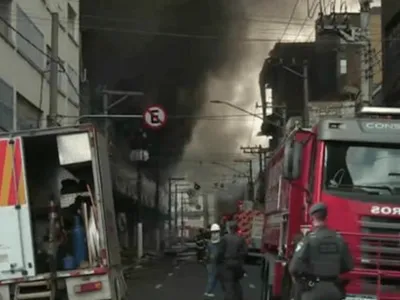 Teto de shopping desaba após incêndio no Brás, em São Paulo