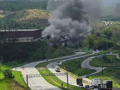 Carreta pega fogo e causa congestionamento na Rodovia Dom Pedro I, em Jacareí