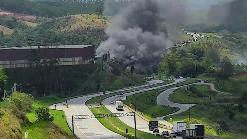 Carreta pega fogo e causa congestionamento na Rodovia Dom Pedro I, em Jacareí