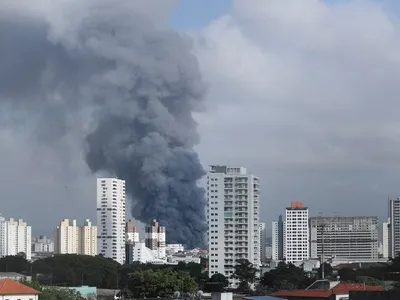 Sistema de sprinklers de prédio incendiado no Brás não funcionou, diz Corpo de Bombeiros